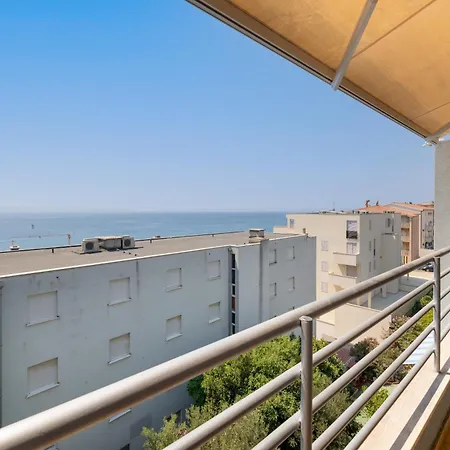 Jolie Iii Apartment *